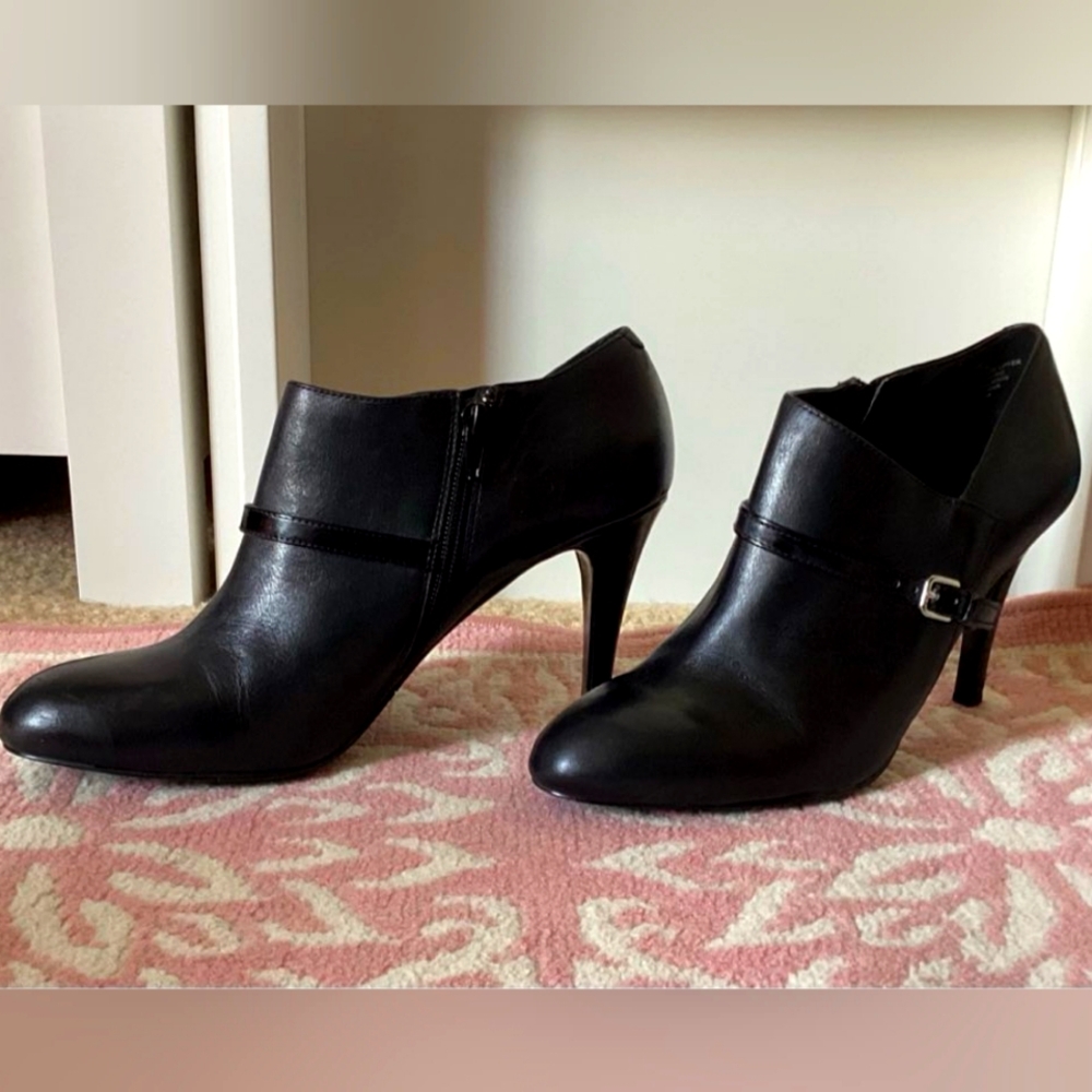 Nine West leather upper ankle bootie